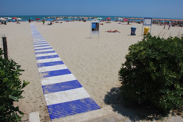 La passerella installata nella spiaggia libera di Porto d'Ascoli 