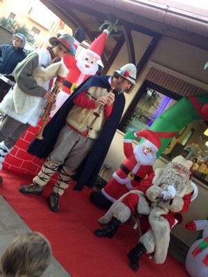 Gli zampognari e Babbo Natale alla Festa del "Parco Eleonora"