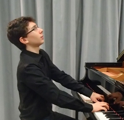 Il giovane Francesco Granata al pianoforte 