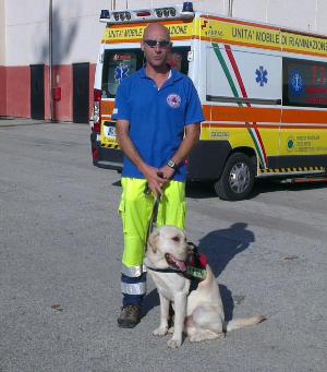 Il volontario Massimiliano Galletti ed il suo cane Byron