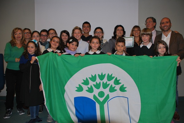 I bambini degli ISC cittadini ricevono le Bandiere Verdi 