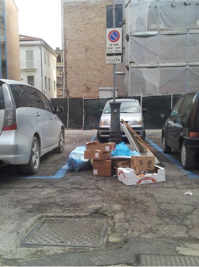 I rifiuti in piazza Ancona dopo il servizio degli agenti della Polizia Municipale 