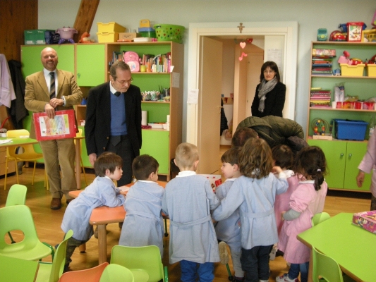Il saluto ai bambini della scuola Alfortville al presidente del Tribunale di Ascoli Piceno Fulvio Uccella 
