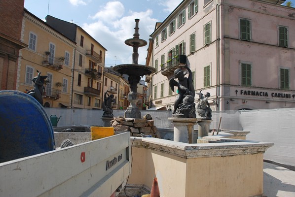I lavori in corso sulla fontana di piazza Matteotti 