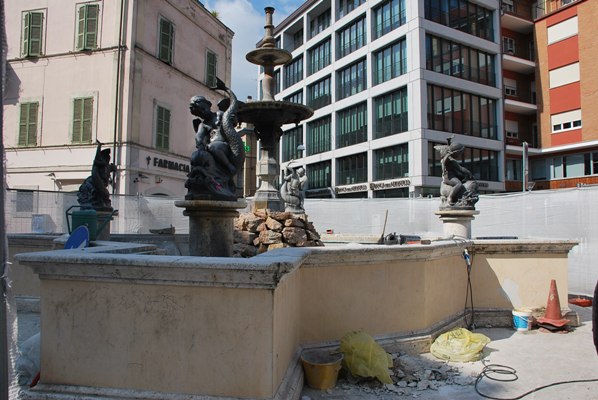 I lavori in corso sulla fontana di piazza Matteotti 