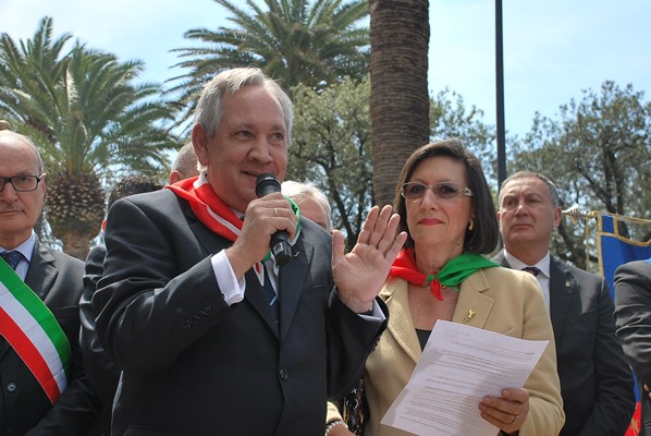 Ian De Souza e Annelise Nebbia mentre intervengono nella cerimonia del 25 aprile 2015 