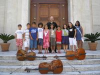 Il Maestro De Angelis con gli allievi della scuola di musica