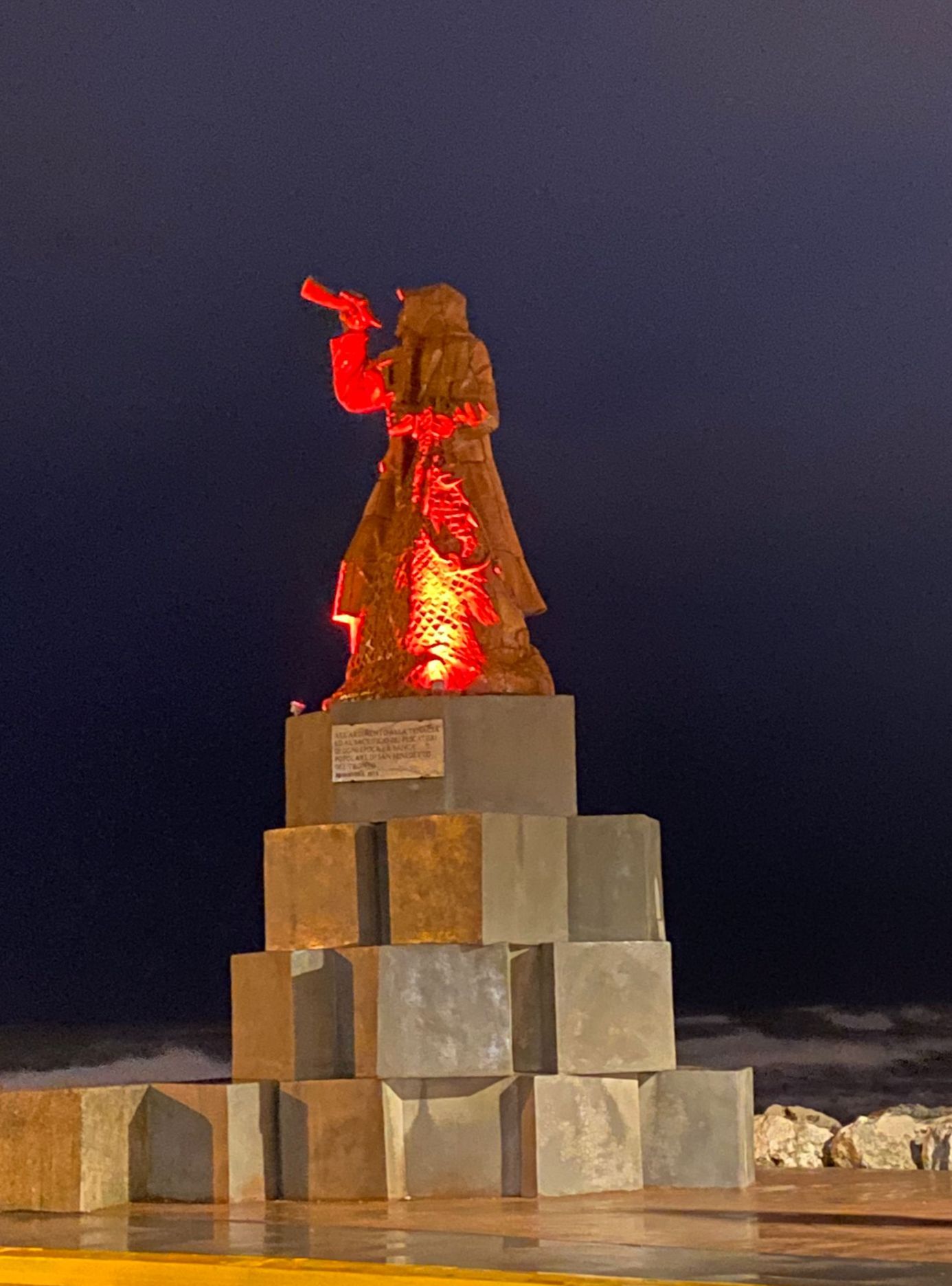 Il monumento al pescatore colorato di rosso
