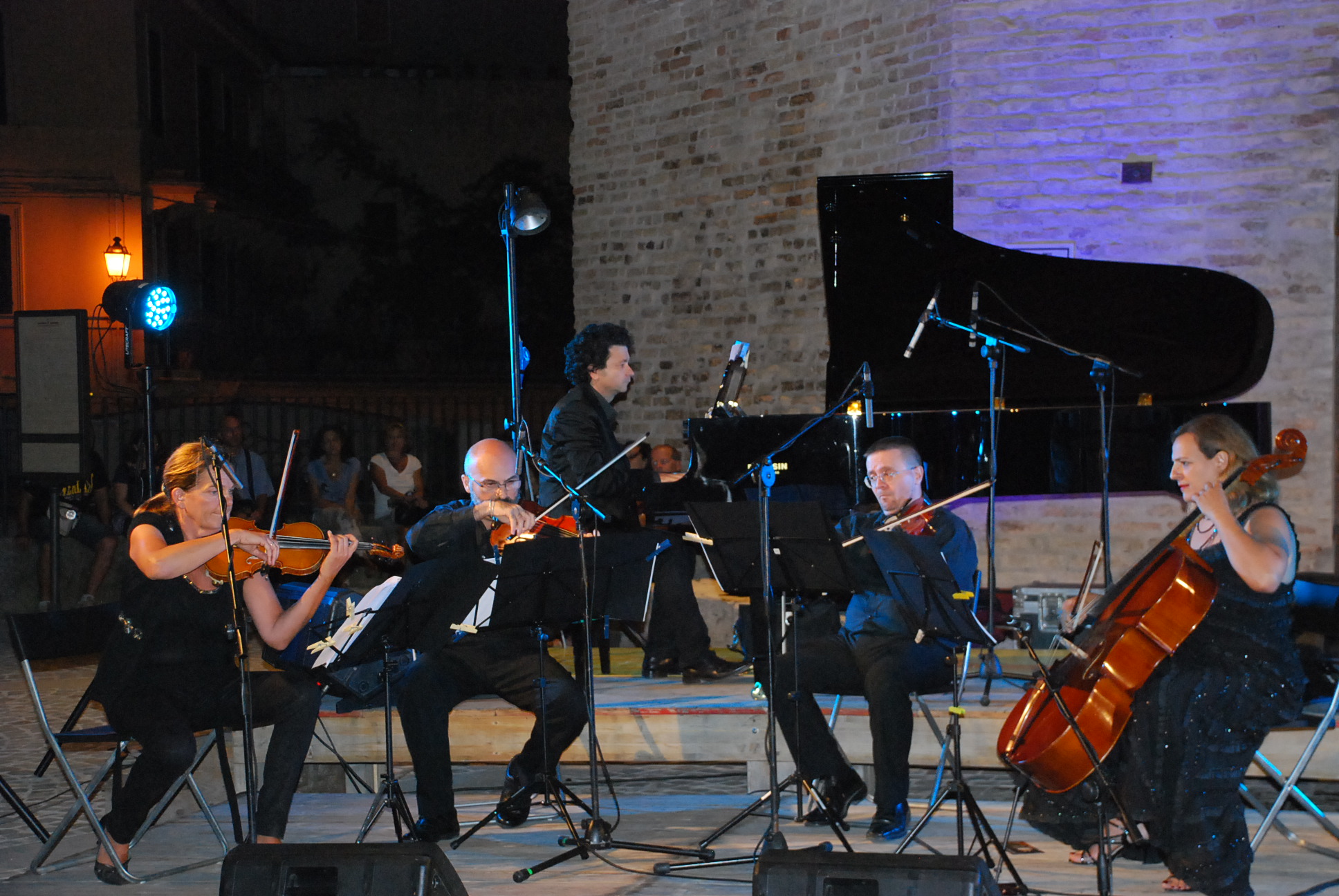 Gli insegnanti del "Vivaldi" durante un concerto al Paese Alto 