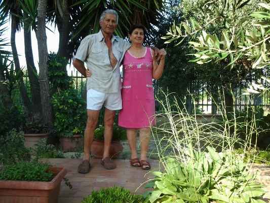 I signori Quinto Ferri e Luigina Pulcini nel loro giardino con l'esemplare di limonium 