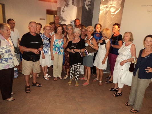 La comitiva dei turisti che ha partecipato al tour del Borgo del 6 agosto 2013 