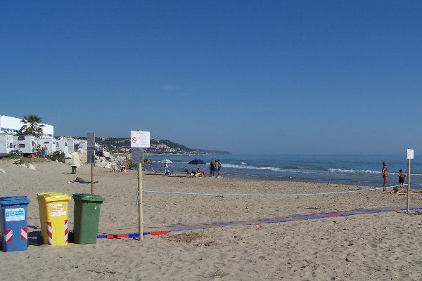Un'altra immagine della spiaggia con la cartellonistica posizionata
