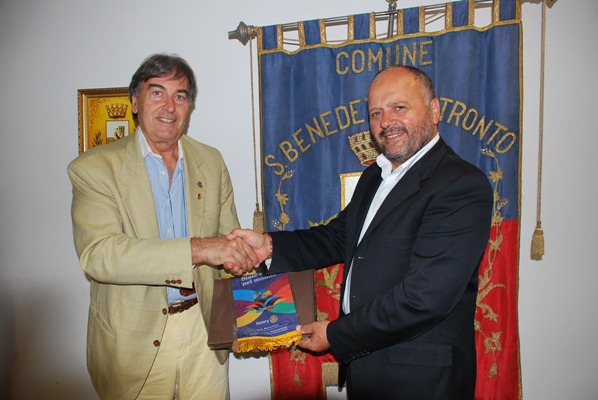 L'incontro tra il sindaco Gaspari e il Governatore del Rotary Basti 