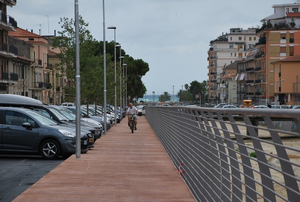 La nuova pista ciclabile di via Moretti 