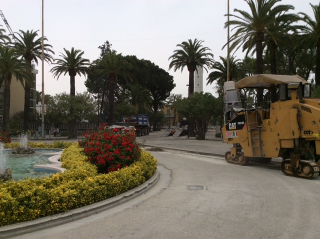Le foto degli asfalti in piazza Giorgini 