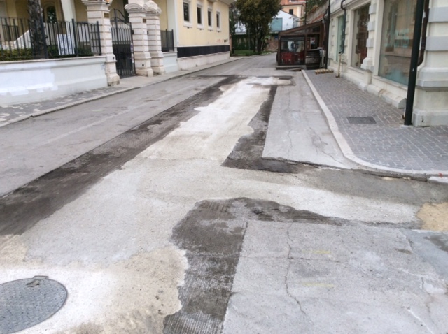 Le foto degli asfalti in piazza Giorgini 