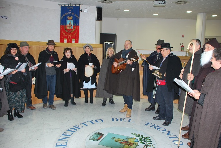Alcuni momenti della visita dei cantori in Municipio