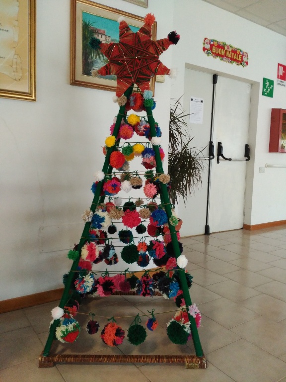 L'albero di Natale in lana realizzato al "Primavera"