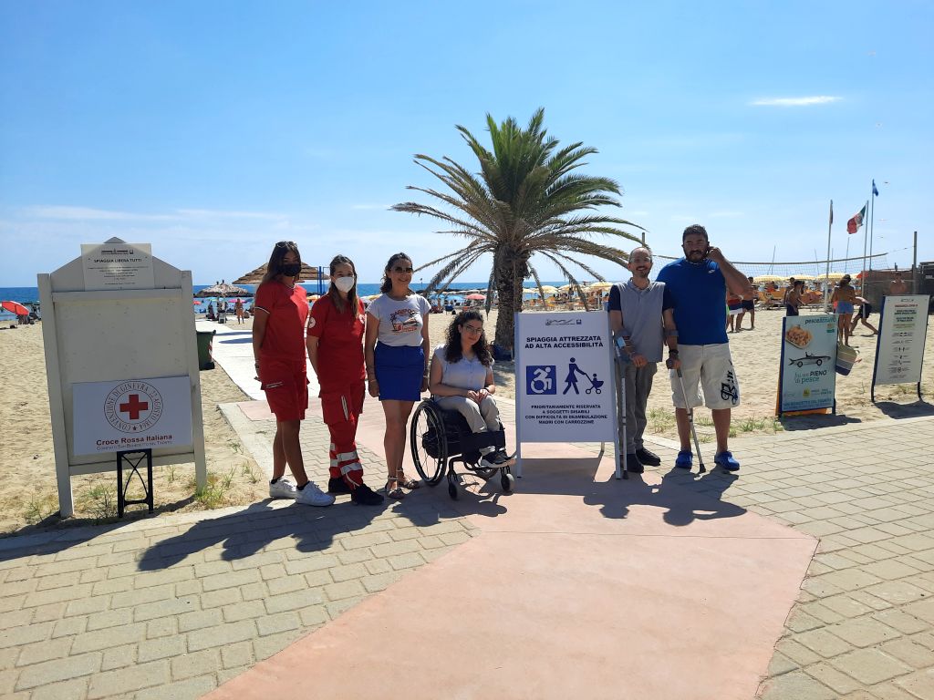 I rappresentanti delle associazioni dei disabili in visita alla spiaggia ad alta accessibilità