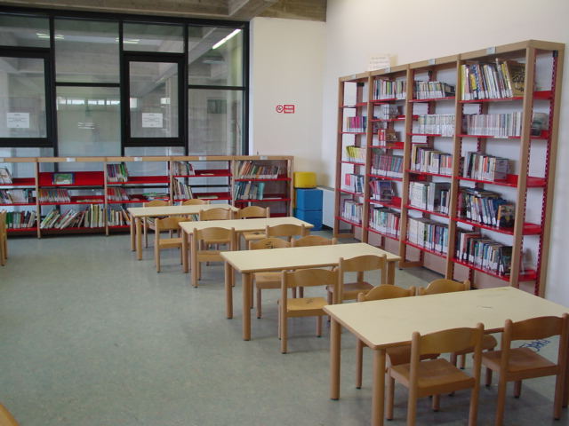 L'inaugurazione della vecchia bkiblioteca nel 1983 e gli spazi aperti nel 2001