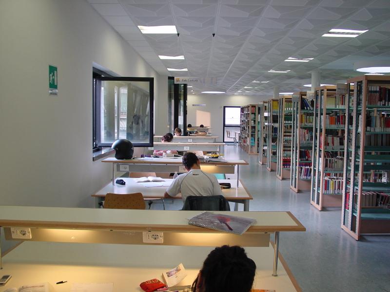 L'inaugurazione della vecchia bkiblioteca nel 1983 e gli spazi aperti nel 2001