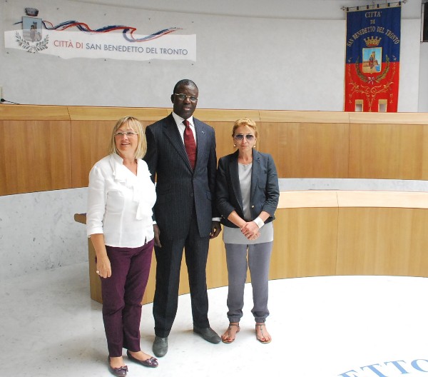 Babacar Gaye, presidente del Kaffrine, con l'Assessore Emili e la Presidente Capriotti