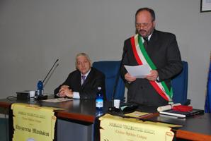 Il Sindaco Gaspari mentre legge la motivazione dell'assegnazione del Premio Truentum