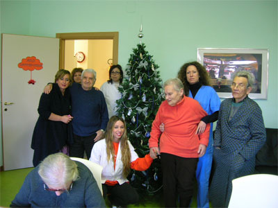 Le decorazioni natalizie realizzate dagli ospiti del centro diurno per malati di Alzheimer. Gli auguri di buone feste dell'assessore Emili