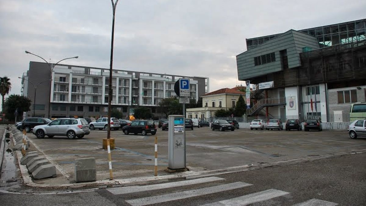 Le auto a gas e ibride non potranno più sostare gratuitamente in piazza Caduti del Mare